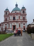 Skupina členů SONS a TC pózují před Bazilikou sv. Vavřince a sv. Zdislavy v Jablonném v Podještědí