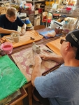 Foto členů při výrobě keramiky
