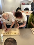 Foto člena s dcerou jak tvarují společně těsto