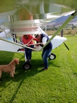 „Tak moment, paničko! Na konec světa jdeme pěšky, žádný ultralight! To se nepočítá!“ Zlobí se pudlinka Megy. * Světlá pudlinka Megy stojí u ultralightu a sleduje paničku, která z něj právě vystupuje „Tak moment, paničko! Na konec světa jdeme pěšky, žádný ultralight! To se nepočítá!“ Zlobí se pudlinka Megy. * Světlá pudlinka Megy stojí u ultralightu a sleduje paničku, která z něj právě vystupuje
