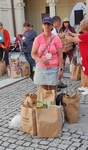 Vítězka soutěže - členka SONS v České Lípě pózuje se svým vodicím psem Vítězka soutěže - členka SONS v České Lípě pózuje se svým vodicím psem