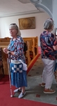 Členka SONS naslouchá výkladu průvodce Členka SONS naslouchá výkladu průvodce