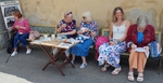 Skupinka členek SONS sedí u stolku v kavárně Skupinka členek SONS sedí u stolku v kavárně