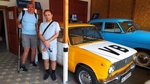Pavel a Radim v Retro mzeu stojí u auta Veřejné bezbečnosti