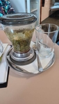 Na fotografii je sklenice se zeleným čajem
