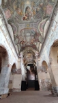 Na fotografii je interiér kostela s částečně dochovanou barokní freskovou výzdobou na klenbách 
