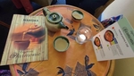 Na fotografii je na stolečku keramická čajová souprava, konvička a čajové misky