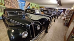 Na fotografii jsou exponáty Muzea veteránů ve Slatinicích. Převážně automobily zn. Mercedes Benz