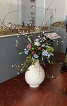 Na fotografii je váza s jarním květinovým aranžmá